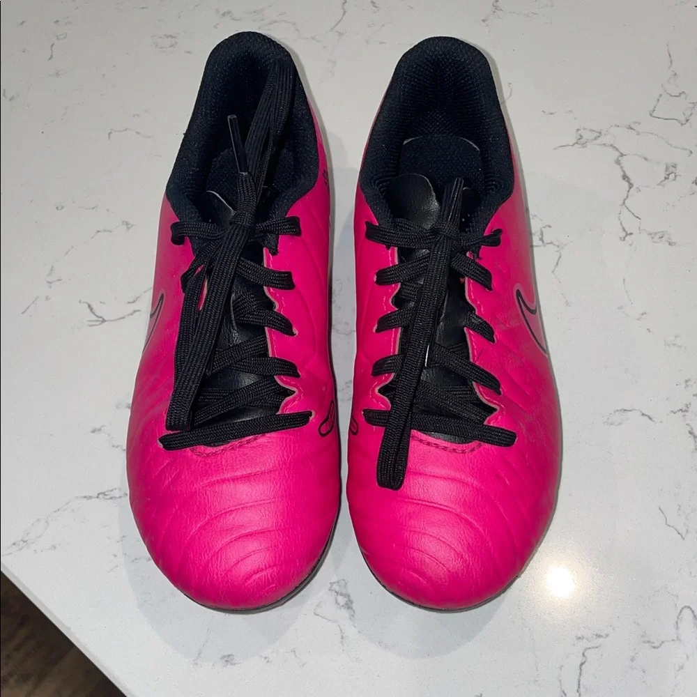 Nike Girls hot pink soccer cleats - Picture 4 of 6
